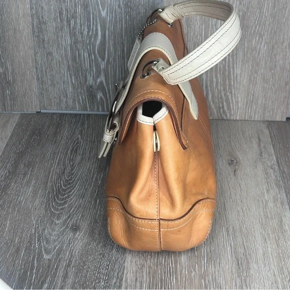 Vintage Coach Soho Vachetta Leather Top Handle Bag Classic Buckle Detail